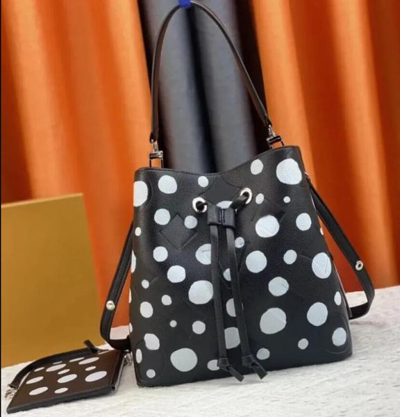 10a genuine leather designer bag totes bag luxury women handbags bucket shoulder bags embossed flowers letter cross body ladies makeup purse
10a genuine leather designer bag totes bag luxury women handbags bucket shoulder bags embossed flowers letter cross body ladies makeup purse