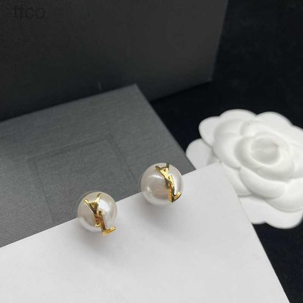 new 2022 women ear studs designer jewelry womens earrings letters pearl earing boucle hoops accessories for party d228311f, Golden;silver
new 2022 women ear studs designer jewelry womens earrings letters pearl earing boucle hoops accessories for party d228311f, Golden;silver