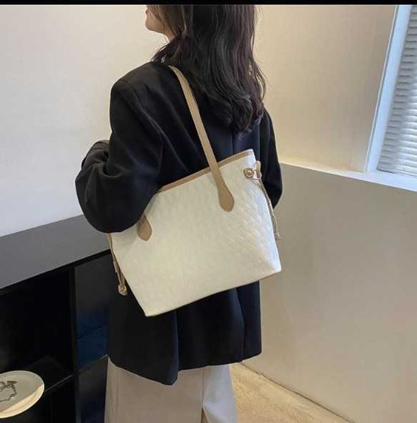 large capacity bag for women new niche design fashionable and stylish solid color bag for women trendy bag casual tote bag
large capacity bag for women new niche design fashionable and stylish solid color bag for women trendy bag casual tote bag