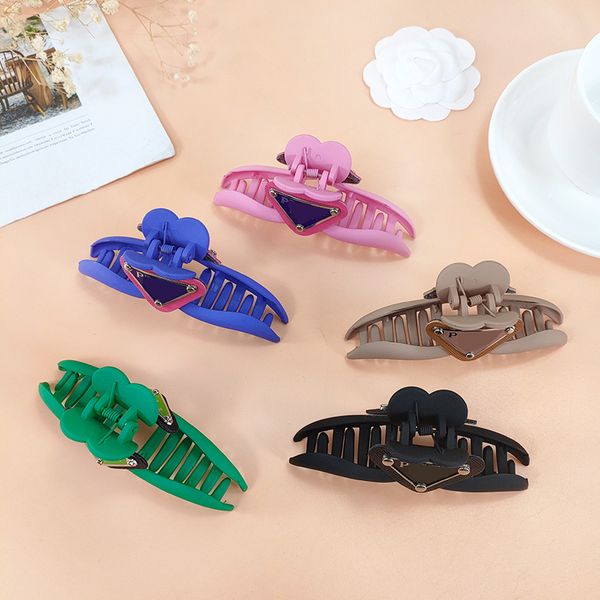 luxury barrettes hair pins designer letter hairpin brand classic versatile leisure hairclips fashion 20style shark hairpin hair clips for wo, Black;brown
luxury barrettes hair pins designer letter hairpin brand classic versatile leisure hairclips fashion 20style shark hairpin hair clips for wo, Black;brown