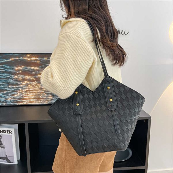 version bag for women's spring new fashion grid niche shoulder bag versatile large capacity commuting tote bag
version bag for women's spring new fashion grid niche shoulder bag versatile large capacity commuting tote bag
