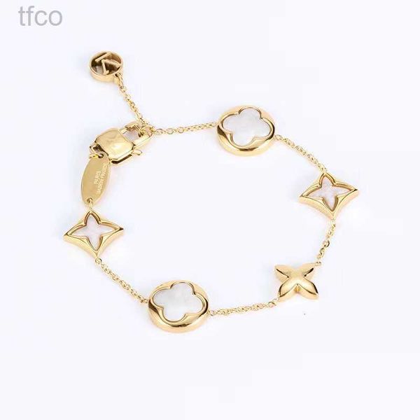 designer bracelets flower lock bangle letter v titanium steel for women men luxury jewlery gifts woman girl gold silver rose gold wholesale, Golden;silver
designer bracelets flower lock bangle letter v titanium steel for women men luxury jewlery gifts woman girl gold silver rose gold wholesale, Golden;silver