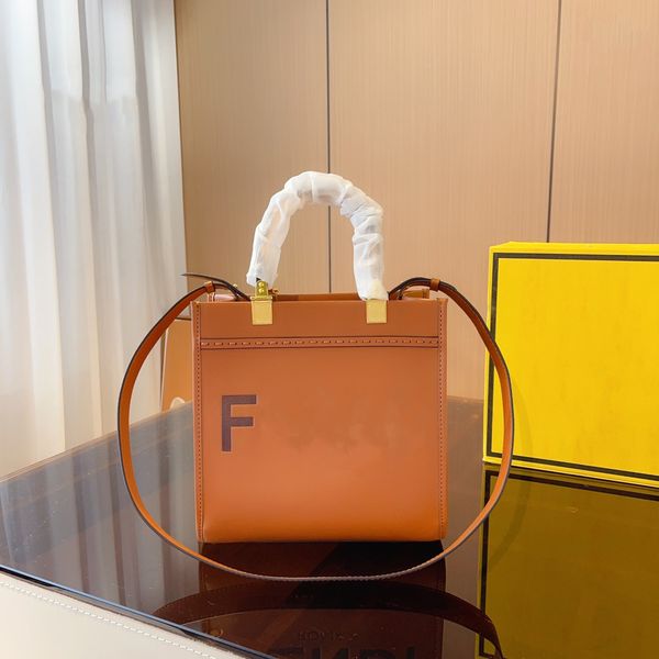 2023 designer luxury makeup bags large-capacity handbag for women leather letter print chain hard case bag
2023 designer luxury makeup bags large-capacity handbag for women leather letter print chain hard case bag