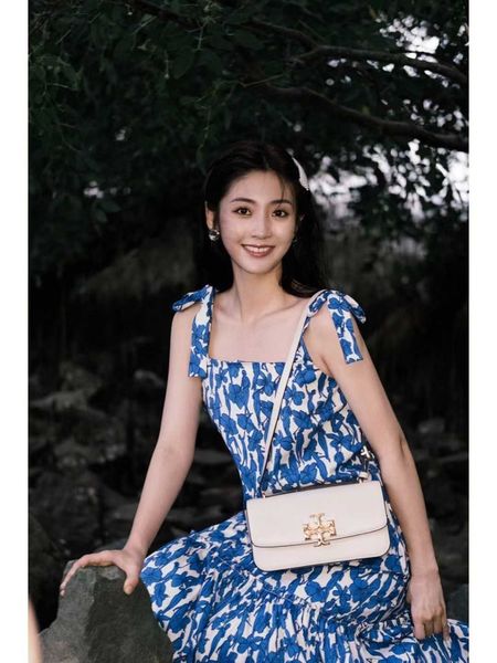 original quality leather torys handbag burchs designer bags small square bag tb women's gold brick shoulder crossbody messenger bag man
original quality leather torys handbag burchs designer bags small square bag tb women's gold brick shoulder crossbody messenger bag man