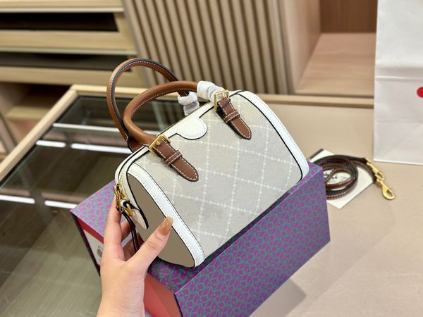 2023 luxury fashion shoulder woven bag classic designers crossbody high-quality handbag lady's totes banquet makeup bags
2023 luxury fashion shoulder woven bag classic designers crossbody high-quality handbag lady's totes banquet makeup bags