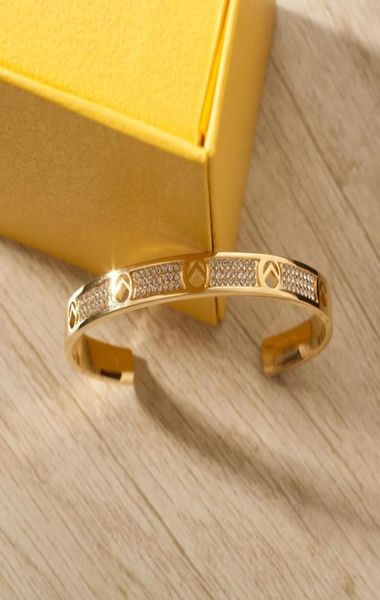 2021 diamond gold luxury bracelet for womens mens silver designers fashion jewelry love gift wedding couple classic bracelet high 8534403, Golden;silver
2021 diamond gold luxury bracelet for womens mens silver designers fashion jewelry love gift wedding couple classic bracelet high 8534403, Golden;silver