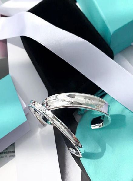 luxurys designers cuffs bracelets blue quality mark designer bracelet luxury jewelry couple style for women wedding accessories ve4285377, White
luxurys designers cuffs bracelets blue quality mark designer bracelet luxury jewelry couple style for women wedding accessories ve4285377, White