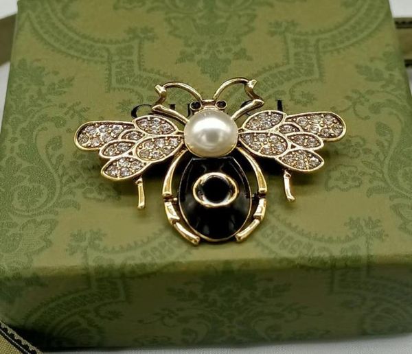 famous design gold bee letters luxurys desinger brooch women rhinestone pearl letter brooches suit pin fashion jewelry clothing de9435481, Gray
famous design gold bee letters luxurys desinger brooch women rhinestone pearl letter brooches suit pin fashion jewelry clothing de9435481, Gray