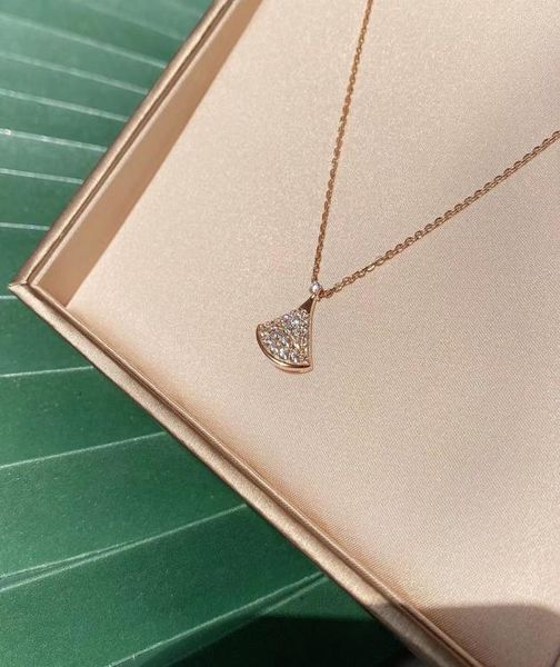 luxury new fanshaped zircon ladies necklace fashion creative wild holiday gift gold color silver pendant clavicle chain sweater c7319773 
luxury new fanshaped zircon ladies necklace fashion creative wild holiday gift gold color silver pendant clavicle chain sweater c7319773