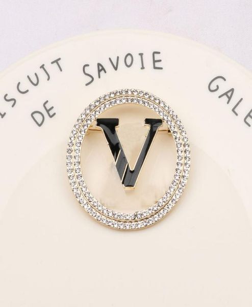 luxury brand designer letter pins brooches womens gold silver crysatl pearl rhinestone cape buckle brooch suit pin wedding party j1701397, Gray
luxury brand designer letter pins brooches womens gold silver crysatl pearl rhinestone cape buckle brooch suit pin wedding party j1701397, Gray