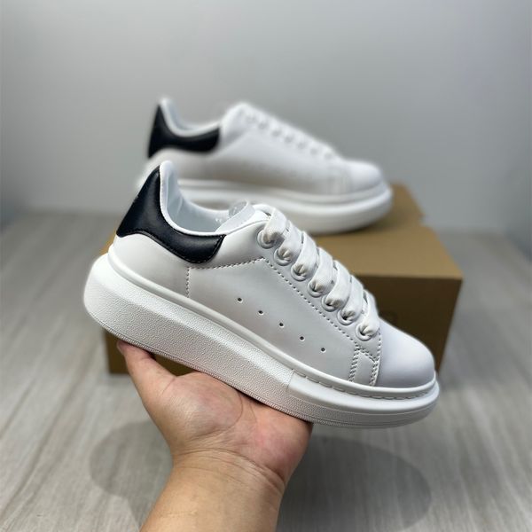 2023 designer woman casual shoes leather lace up men fashion platform oversized sneakers white black mens womens luxury velvet suede chaussu
2023 designer woman casual shoes leather lace up men fashion platform oversized sneakers white black mens womens luxury velvet suede chaussu