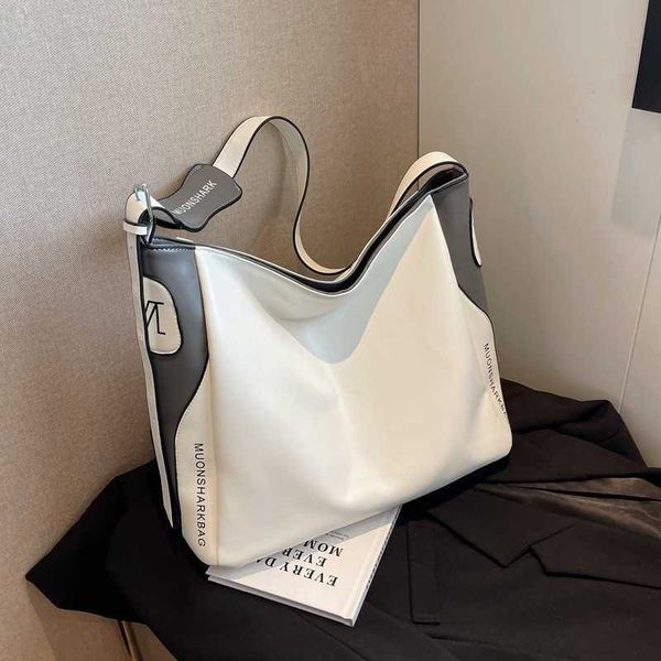 french minimalist contrast color portable large capacity bag for female niche fashion tote bag new summer underarm bag
french minimalist contrast color portable large capacity bag for female niche fashion tote bag new summer underarm bag