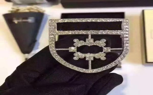 fashion pin crystal brooches for men and women party wedding lovers gift designer engagement jewelry for bride with flannel bag3367012, Gray
fashion pin crystal brooches for men and women party wedding lovers gift designer engagement jewelry for bride with flannel bag3367012, Gray