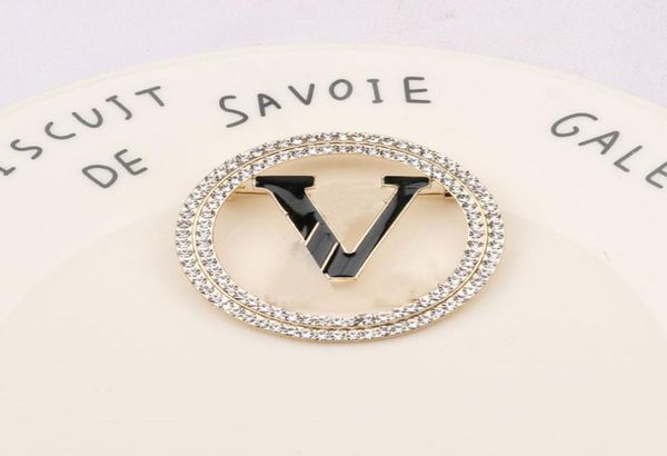 luxury brand designer letter pins brooches womens gold silver crysatl pearl rhinestone cape buckle brooch suit pin wedding party j4895591, Gray
luxury brand designer letter pins brooches womens gold silver crysatl pearl rhinestone cape buckle brooch suit pin wedding party j4895591, Gray