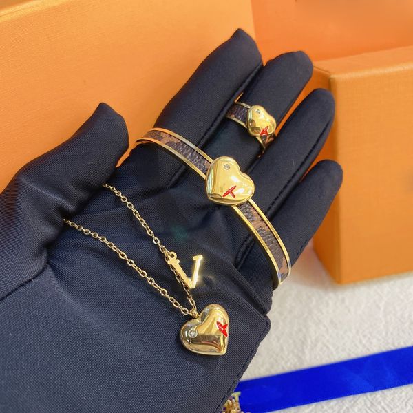 designer necklace bracelets jewelry set 18 gold-plated ring romantic monogram leather heart bracelet fashion logo ring multi-size family cou, Black
designer necklace bracelets jewelry set 18 gold-plated ring romantic monogram leather heart bracelet fashion logo ring multi-size family cou, Black