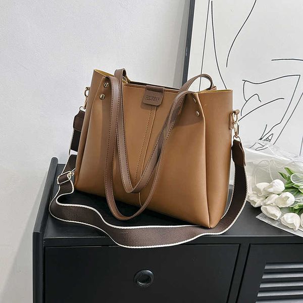 large capacity bag women's bag new fashion broadband one shoulder crossbody bag commuter small handheld tote bag
large capacity bag women's bag new fashion broadband one shoulder crossbody bag commuter small handheld tote bag