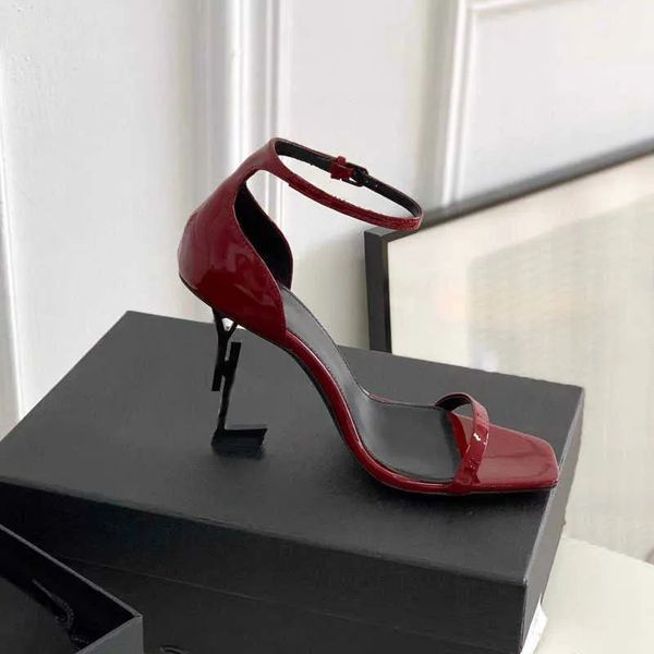 2023 luxury designer women's high-heeled sandals metal heel banquet dress shoes black white patent leather 10cm flat toe women shoe fac
2023 luxury designer women's high-heeled sandals metal heel banquet dress shoes black white patent leather 10cm flat toe women shoe fac