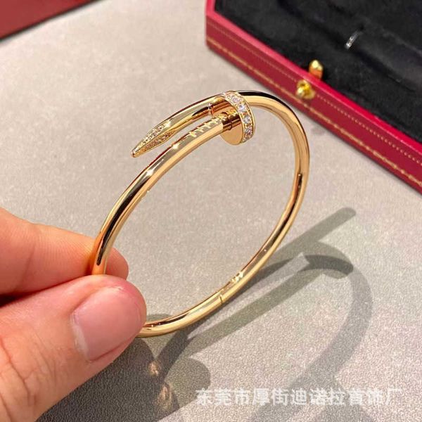 v version head and tail nail with diamond inlay high-end feel bracelet women's champagne plated gold mesh red the same style, Golden;silver
v version head and tail nail with diamond inlay high-end feel bracelet women's champagne plated gold mesh red the same style, Golden;silver