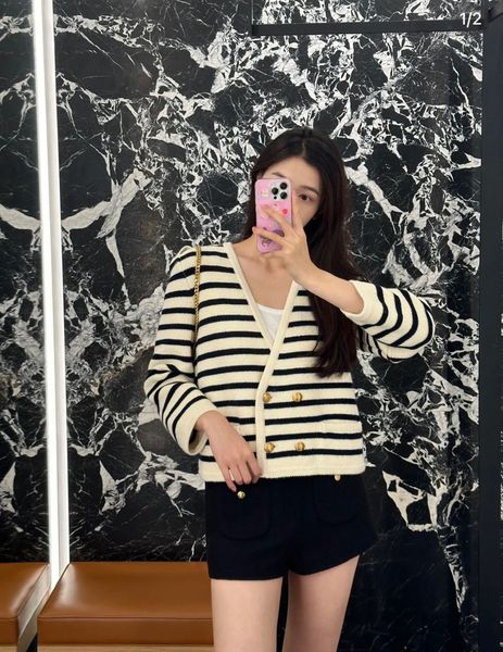 ce1 women's sweater cardigan luxury brand designer brand logo knitted blouse new autumn winter women stylish casual little bee cardigan, White;black
ce1 women's sweater cardigan luxury brand designer brand logo knitted blouse new autumn winter women stylish casual little bee cardigan, White;black