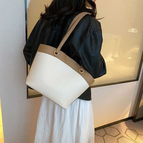 large capacity contrast tote bag for women's new fashion commuting crowd design shoulder bag texture bucket bag
large capacity contrast tote bag for women's new fashion commuting crowd design shoulder bag texture bucket bag