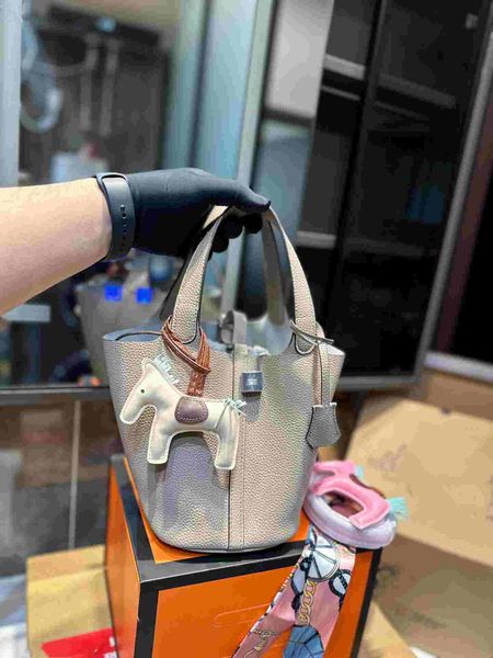 leisure bucket bag women's tote bag classic designer bag premium tc leather semi-handmade fashion capacity bag with original gift box p
leisure bucket bag women's tote bag classic designer bag premium tc leather semi-handmade fashion capacity bag with original gift box p