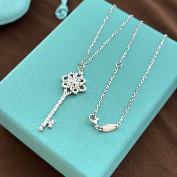 2023 lovely cute pendant necklaces long silver thin stainless steel chain flower diamonds crystal key design women necklace with dust bag an
2023 lovely cute pendant necklaces long silver thin stainless steel chain flower diamonds crystal key design women necklace with dust bag an
