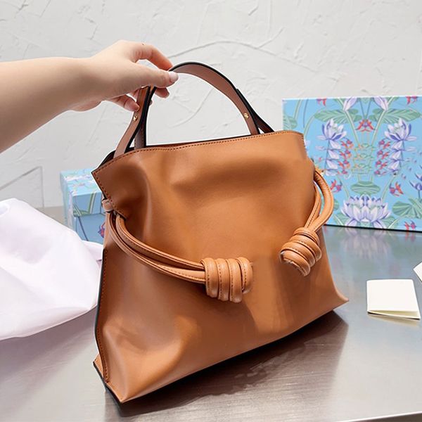 cowhide bucket shoulder bag large capacity tote bags women shopping handbag solid color travel purse crossbody bag silver hardware buckle ma
cowhide bucket shoulder bag large capacity tote bags women shopping handbag solid color travel purse crossbody bag silver hardware buckle ma