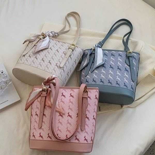 large capacity bag for women's summer new trendy and versatile fashion shoulder bag with texture niche bucket commuting tote bag
large capacity bag for women's summer new trendy and versatile fashion shoulder bag with texture niche bucket commuting tote bag