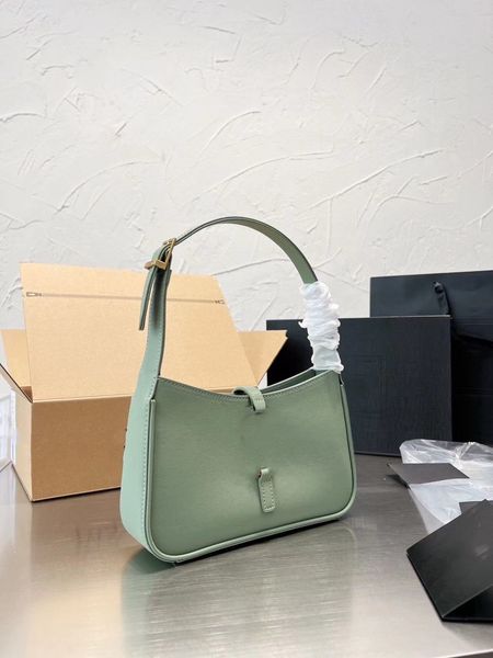 new luxury le5a7 hobo bag in smooth leather handbag shoulder bag designer bag luxurys handbag designer handbag messenger bag chain bag
new luxury le5a7 hobo bag in smooth leather handbag shoulder bag designer bag luxurys handbag designer handbag messenger bag chain bag