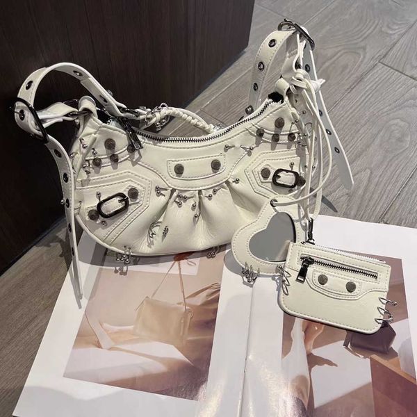designer le cagole shoulder bag premium leather nose ring design rivet crossbody bag with gold hardware punk motorcycle bags girlsleather lu
designer le cagole shoulder bag premium leather nose ring design rivet crossbody bag with gold hardware punk motorcycle bags girlsleather lu