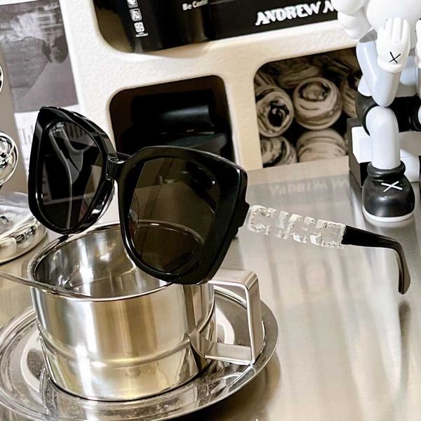 2023 xiaoxiang family female ins anti uv diamond 5422 sunglasses letter irregular mirror legs, White;black
2023 xiaoxiang family female ins anti uv diamond 5422 sunglasses letter irregular mirror legs, White;black