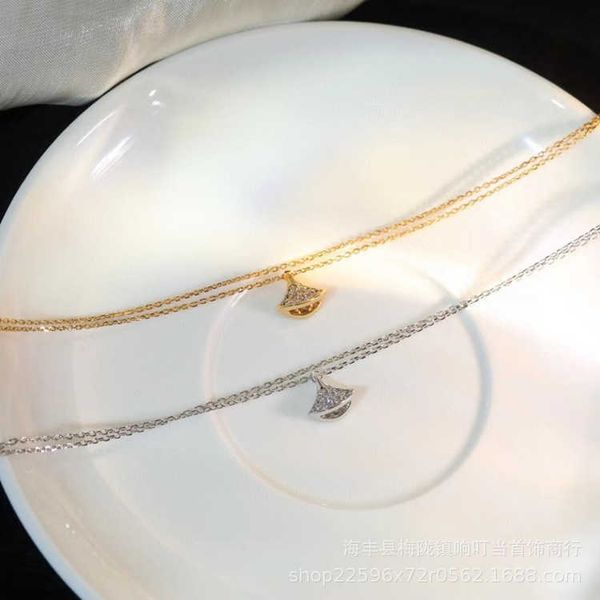 v high edition treasure family women's new full fan shape handpiece rose gold inlaid diamond small dress bracelet, Golden;silver
v high edition treasure family women's new full fan shape handpiece rose gold inlaid diamond small dress bracelet, Golden;silver