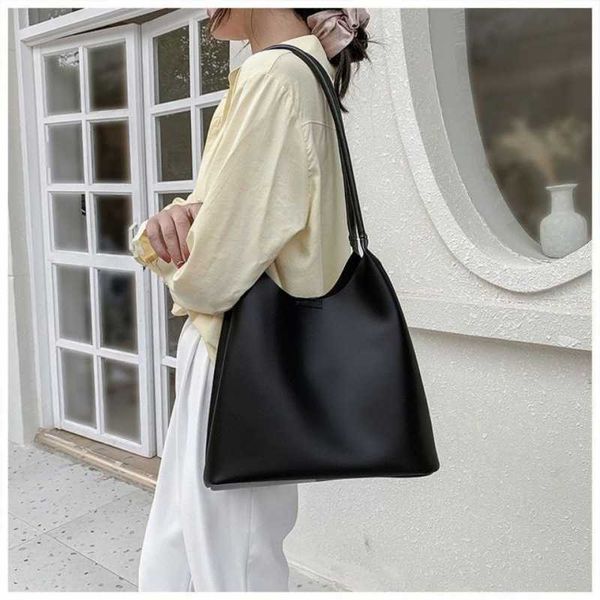designer tote tote bag niche large capacity bag new round shoulder strap about versatile mother and son bag single shoulder women's bag
designer tote tote bag niche large capacity bag new round shoulder strap about versatile mother and son bag single shoulder women's bag