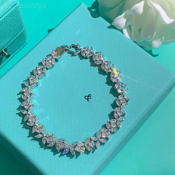 charm bracelets luxurys designers bracelets for women charm bracelet trendy fashion elegant string of beads party diamond jewelry gift whole, Golden;silver
charm bracelets luxurys designers bracelets for women charm bracelet trendy fashion elegant string of beads party diamond jewelry gift whole, Golden;silver