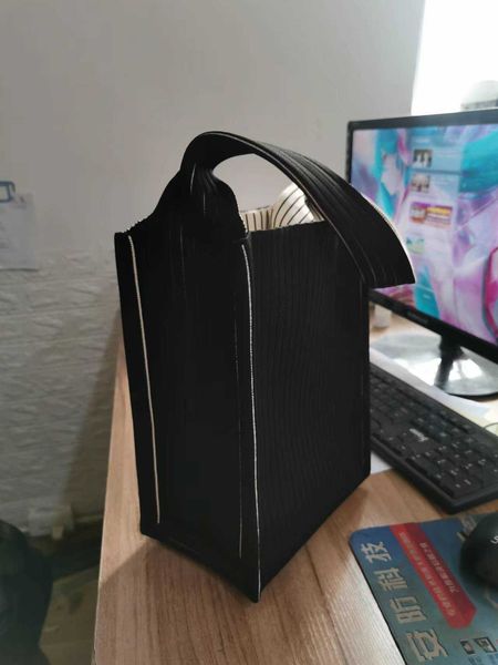 tote small crowd design trendy bag with vertical pattern tote bag handbag women's fashion underarm woven bag shoulder bag satchel
tote small crowd design trendy bag with vertical pattern tote bag handbag women's fashion underarm woven bag shoulder bag satchel