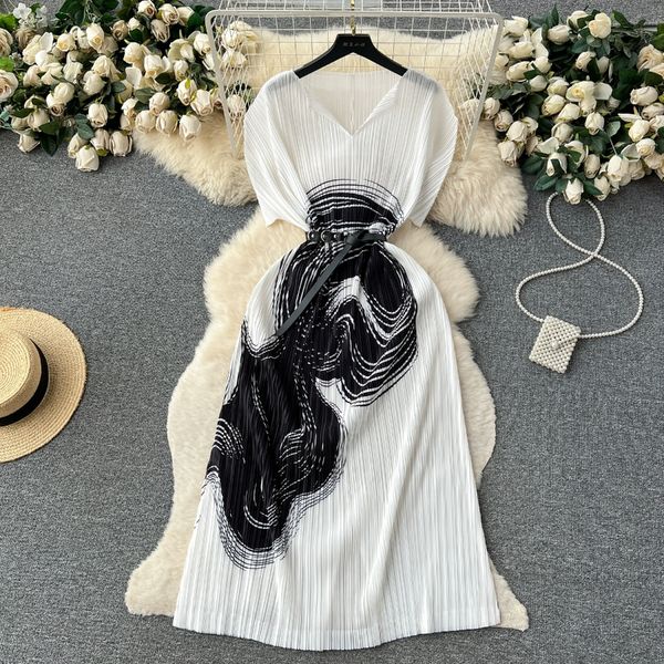 french haute couture printed dress with summer pleated v-neck design for a sense of niche and unique elegance with a large swing skirt, Black;gray
french haute couture printed dress with summer pleated v-neck design for a sense of niche and unique elegance with a large swing skirt, Black;gray
