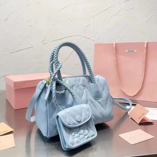 2023 new shoulder bag luxury designer women's boston leather wallet fashion versatile classic handbag daily large capacity high quality
2023 new shoulder bag luxury designer women's boston leather wallet fashion versatile classic handbag daily large capacity high quality