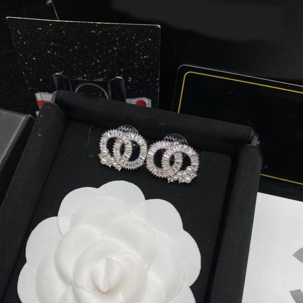 2022 new fashion crystal alphabet stud earring aretes orecchini ladies wedding party gift luxury designer jewelry with box4802285, Golden;silver
2022 new fashion crystal alphabet stud earring aretes orecchini ladies wedding party gift luxury designer jewelry with box4802285, Golden;silver