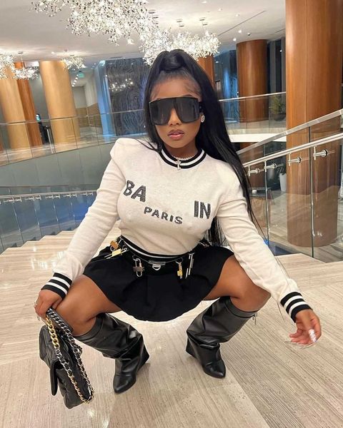 2023 fashion women's contrast thread fashion casual letter print round neck long sleeve sweater fashion cw232, Black
2023 fashion women's contrast thread fashion casual letter print round neck long sleeve sweater fashion cw232, Black