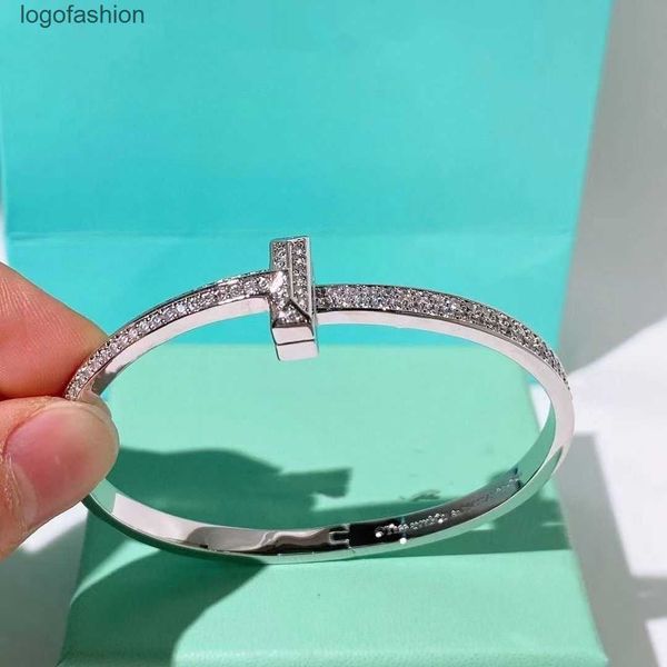 Luxurys Designers bracelet Women Charm bracelet top Metal jewelry Chain Simple fashion Exquisite gifts very nice original packaging
Luxurys Designers bracelet Women Charm bracelet top Metal jewelry Chain Simple fashion Exquisite gifts very nice original packaging