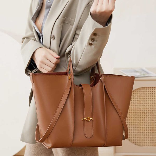 cowhide high-capacity tote bag high-grade women's bag new small design cowhide commuter bag
cowhide high-capacity tote bag high-grade women's bag new small design cowhide commuter bag