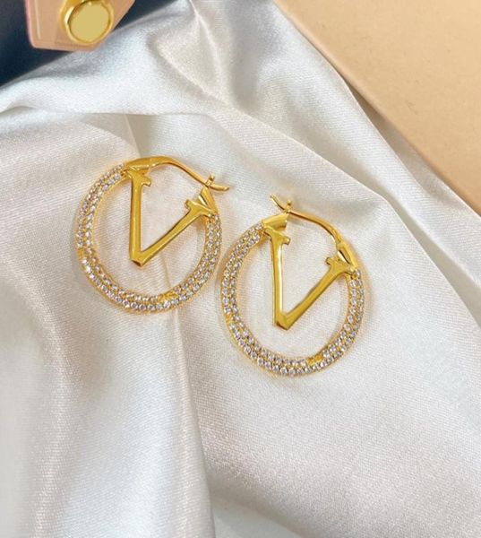 new designer pearl gold earrings for women hoop earring luxurys designers letter pendant v stud earrings for gift with box d2202211723805, Golden;silver
new designer pearl gold earrings for women hoop earring luxurys designers letter pendant v stud earrings for gift with box d2202211723805, Golden;silver