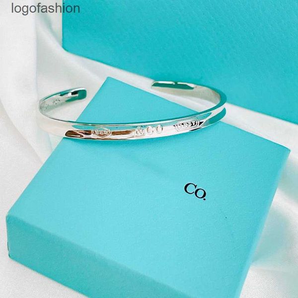luxury designers bracelet gold bracelet for women stamp engraving letter bracelet fashion elegant jewelry gift birthday gift very beautiful, Black
luxury designers bracelet gold bracelet for women stamp engraving letter bracelet fashion elegant jewelry gift birthday gift very beautiful, Black