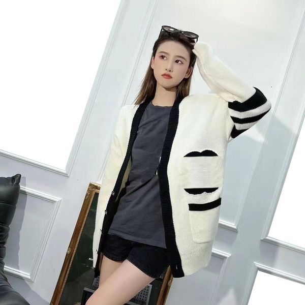 parisian designer fashion women sweater v-neck wool jacket c letter embroidered button cardigan luxurious warm comfort, White;black
parisian designer fashion women sweater v-neck wool jacket c letter embroidered button cardigan luxurious warm comfort, White;black