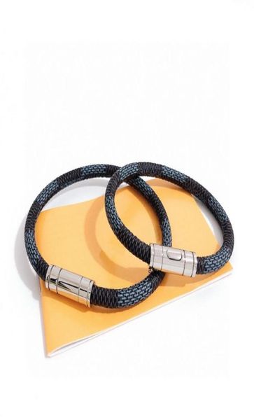 europe america style bracelets men lady womens round print gray plaid design engraved v letter metal hardware keep it leather brac8054783, Golden;silver
europe america style bracelets men lady womens round print gray plaid design engraved v letter metal hardware keep it leather brac8054783, Golden;silver