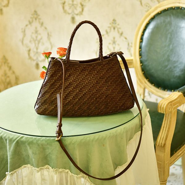 evening bags 2023 autumnwinter personality first layer plant tanned cowhide woven bag leather vintage handmade single shoulder crossbody 230
evening bags 2023 autumnwinter personality first layer plant tanned cowhide woven bag leather vintage handmade single shoulder crossbody 230