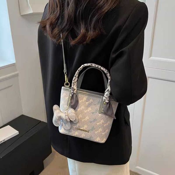 designer tote 203 new advanced texture small handheld bag women's fashionable one shoulder large capacity tote bag crossbody bucket bag
designer tote 203 new advanced texture small handheld bag women's fashionable one shoulder large capacity tote bag crossbody bucket bag