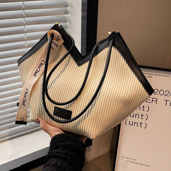 this year's popular niche design bag autumn and winter new women's bag fashion commuter shoulder bag portable tote bag
this year's popular niche design bag autumn and winter new women's bag fashion commuter shoulder bag portable tote bag
