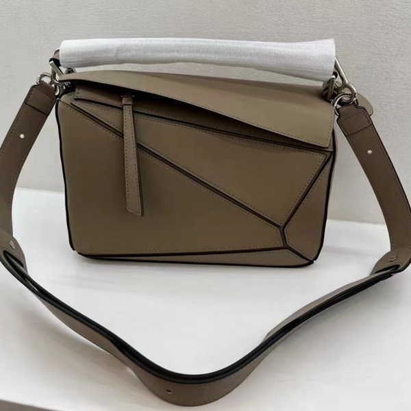 pillow genuine geometric bags classical spain girl loewz leather 2023 designer splice contrast color bag beach fashion handheld shoulder puz
pillow genuine geometric bags classical spain girl loewz leather 2023 designer splice contrast color bag beach fashion handheld shoulder puz