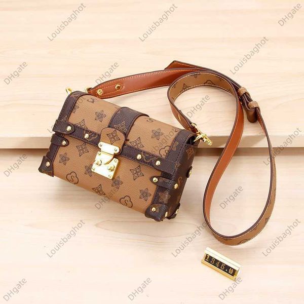fashion women's bag mini small box bag genuine leather old flower wide shoulder strap single shoulder oblique straddle bag mobile phone
fashion women's bag mini small box bag genuine leather old flower wide shoulder strap single shoulder oblique straddle bag mobile phone